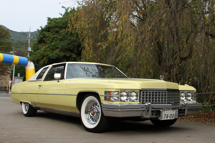 1974年「キャデラック・クーペ ドヴィル」。全長5.7m超、全幅2m超、ホイールベース3.3m超の巨体を7.7リッターV8エンジンで走らせる。ちなみに翌1975年からは、排ガス規制の強化によるパワーダウンに対処して、エンジンはV8としては史上最大の8.2リッターまで拡大された。