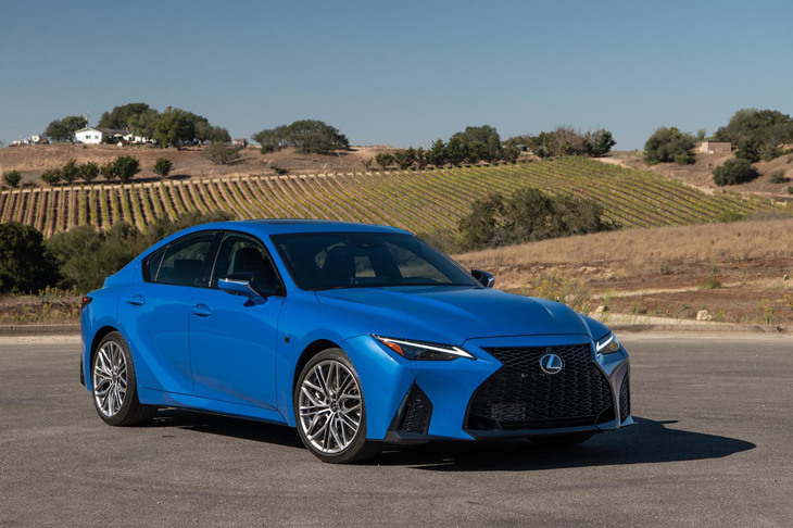 現行型「レクサスIS」のトップモデル「IS500“Fスポーツ パフォーマンス”」。盛り上がったボンネットの下に、シリーズ最大排気量となるV8エンジンを搭載する。