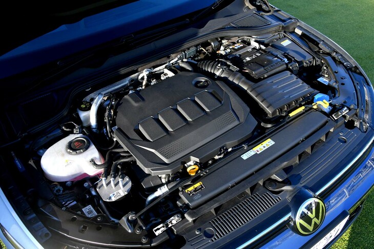 トルクフルな走りが魅力の2リッターディーゼルターボエンジン。WLTCモードでの燃費は20.1km/リッターとされているので、51リッターの燃料タンクを満タンにすれば1000km超の距離を一息に走れる計算となる。