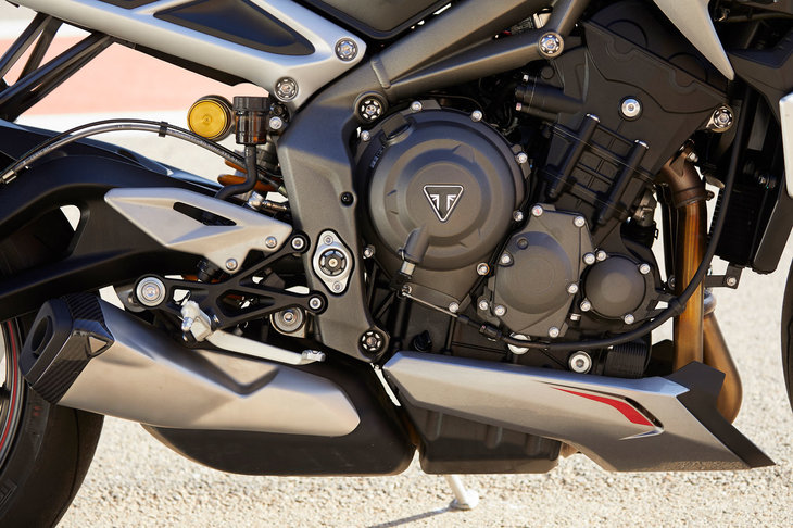 “パラレルツイン”に次ぐ伝統を持つ、トライアンフの並列3気筒エンジン。フレキシブルなキャラクターが特徴で、低回転域では力強く、高回転域では爽快に吹け上がる。