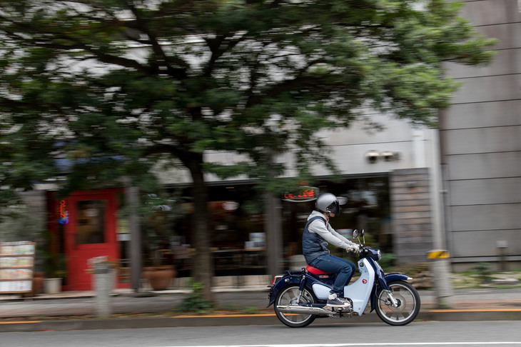 クラシカルな「スーパーカブC125」のスタイリングは、「いつの時代も新しさを感じられる気品ただようたたずまい」もセリングポイントとされている。