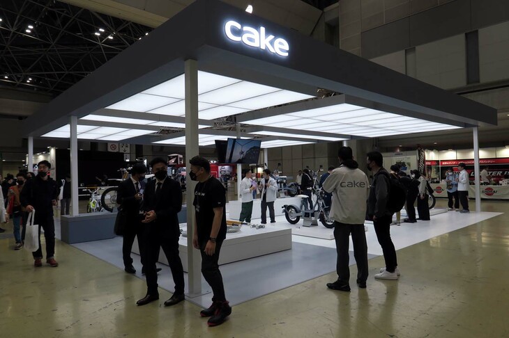 東京モーターサイクルショー2023におけるゴールドウイン／CAKEのブースの様子。