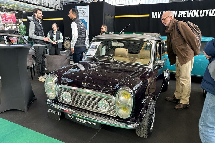 ある英国車専門ショップのブースで。1963～1974年に存在したMINIカスタマイズ工房、ラドフォードによる1970年「ドヴィル・クーパーS」。