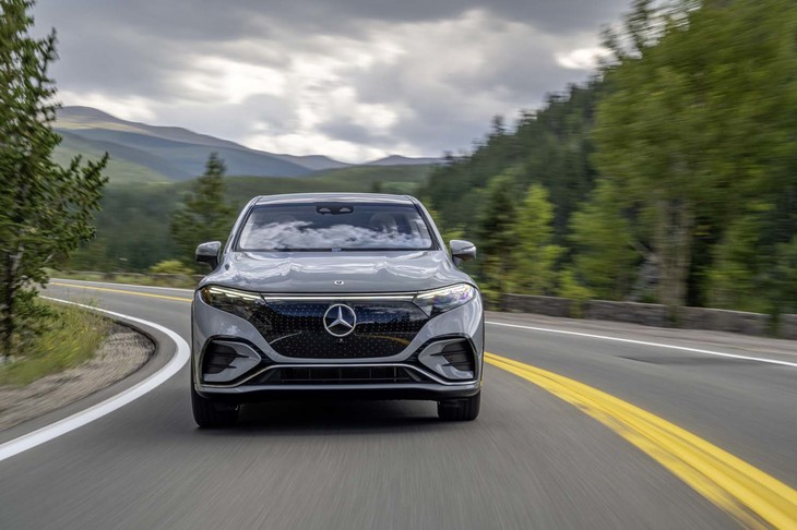 シャシーには「EQS」や「EQE」と同じ「EVA2」を使う。フラットなフロアには容量107.8kWhの駆動用リチウムイオンバッテリーが敷き詰められる。