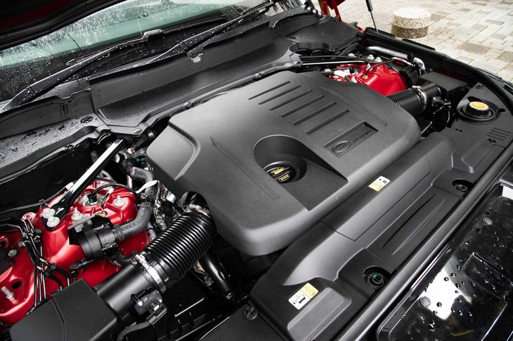 スーパーチャージャー付き3リッターV6エンジンに代わるパワーユニットとして登場した、新型の3リッター直6エンジン。ツインスクロールターボに加え、48Vの電動スーパーチャージャーやマイルドハイブリッド機構なども組み合わされている。