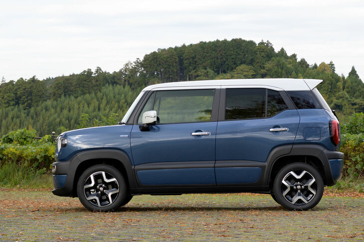 いっぽうで、サイドビューにみる変更は控えめ。厚みを増したフロントフードや新デザインのアルミホイールなどが、従来型との識別点だ。