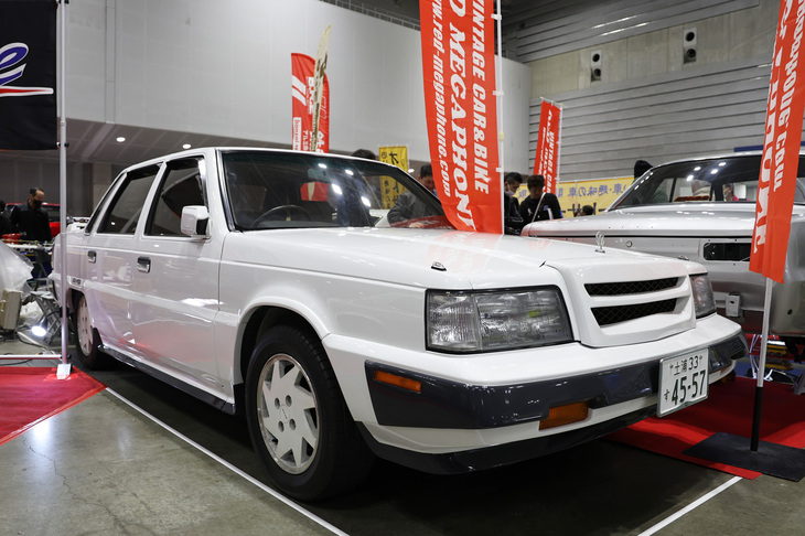 珍車として有名な（？）「三菱デボネアV 3000ロイヤルAMG」。1989年に2代目デボネアに追加された3リッターV6 DOHCユニット搭載のトップグレードである「3000ロイヤル」をベースに、AMGデザインのエアロパーツとアルミホイールを装着した仕様。