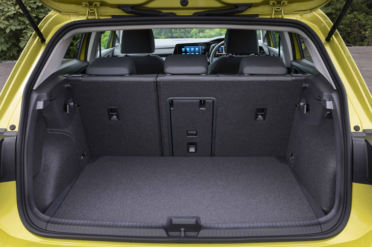 荷室の容量は380～1237リッター。