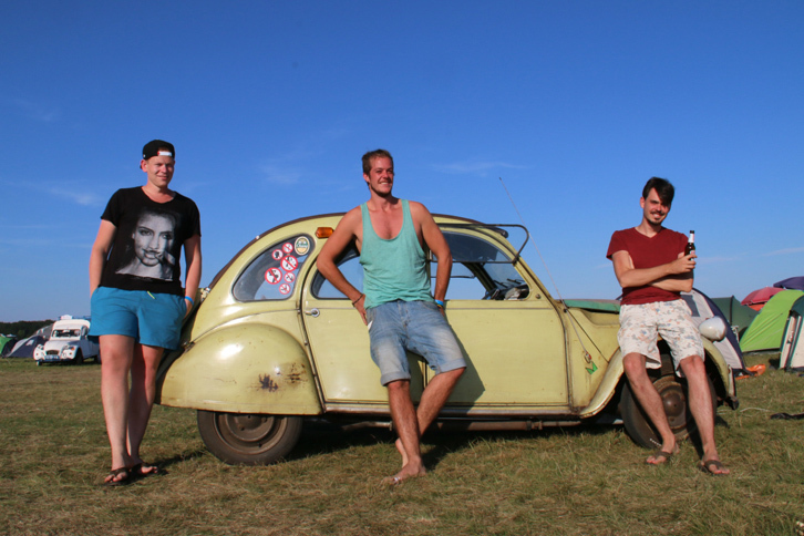 2015年の「2CVフレンズ・ポーランド大会」にて。写真の3人は、オランダからやってきた若き「2CV」のファンたち。