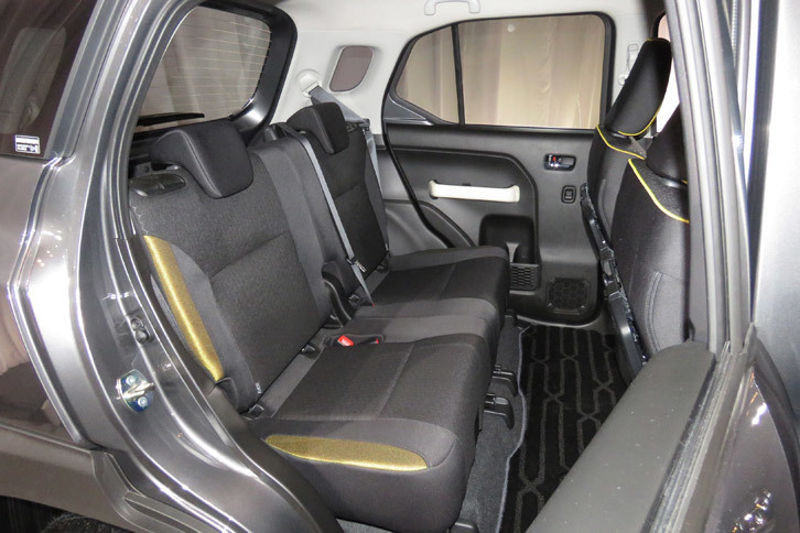 リアシートは5：5の分割可倒式で、左右独立してリクライニングおよびスライド調整機構が備わる。