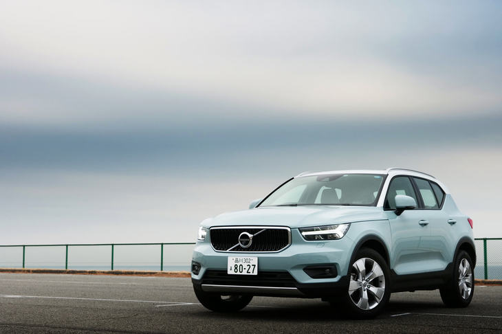 ボルボXC40 T4モメンタム