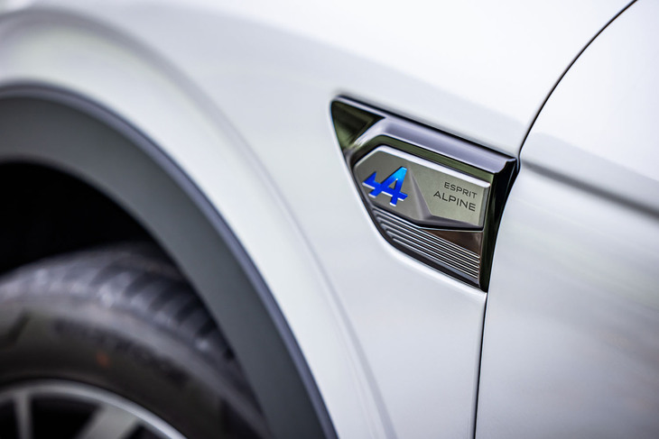 改良型「アルカナ」では、アルピーヌのテイストを用いた「エスプリアルピーヌ」グレードのみが2モデル導入される。ラインナップは価格が499万円の「エスプリアルピーヌE-Techフルハイブリッド」と、同459万円の「エスプリアルピーヌ マイルドハイブリッド」で、今回は前者に試乗した。