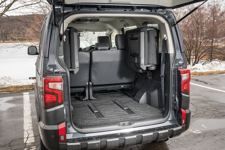 3列目を左右にはね上げた状態の荷室。シートは重さも含めて格納するのがちょっと大変。