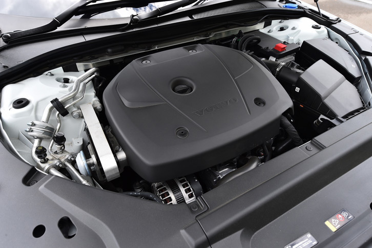 「T5」の2リッター直4ターボエンジンは、最高出力254ps、最大トルク350Nmを発生させる。