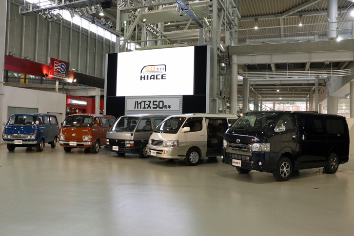 歴代「トヨタ・ハイエース」。写真では、左から順に初代、2代目、3代目……と並んでいる。