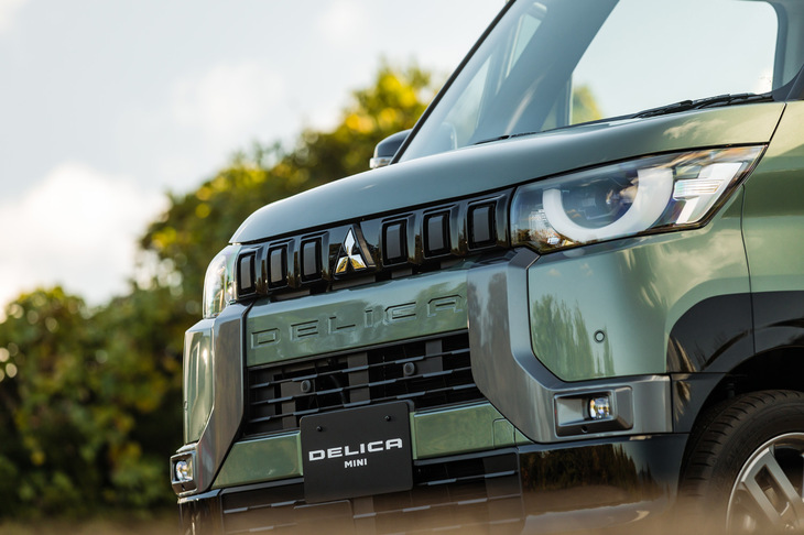 ベースモデルから劇的に変わった「デリカミニ」のフロントマスク。同車の大変身からは、軽乗用車事業に対する三菱の「このままじゃダメだ！」という強い意識が感じられる。