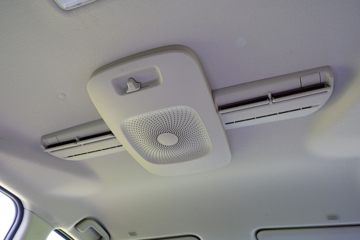 「シエンタ」の天井サーキュレーターはオプションで装着可能。「フリード」のリアクーラーとは異なり、冷却機能はない。