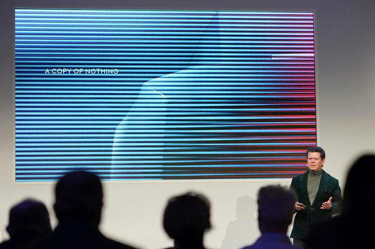 BEV専門ブランドとしてのジャガーの再構築について説明する、チーフ・クリエイティブ・オフィサーのジェリー・マクガバン氏。「変革のカギは、そのデザインがほかのどのクルマにも似ていないということ」と語った。