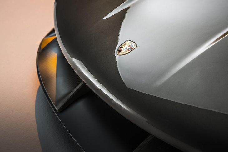 ポルシェ・ミッションX（フロントのエンブレム）