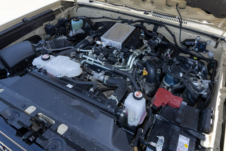 パワーユニットには、最高出力204PS、最大トルク500N・mを発生する2.8リッター直4ディーゼルターボエンジン「1GD-FTV」を採用。シーケンシャルシフトマチック付きの6段ATが組み合わされる。