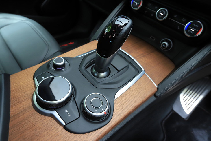 8段ATのシフトセレクターやインフォテインメントシステムのコントローラーなどが配されたセンターコンソール。走行モード切り替え機構「アルファD.N.A.」の切り替えダイヤルも個々に備わる。