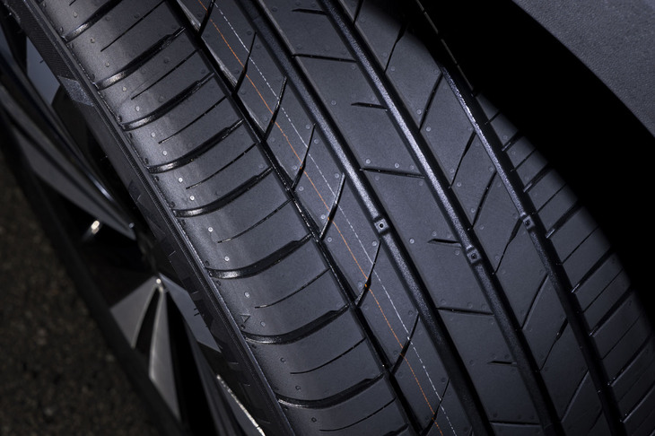 「Tクロス」用の205/55R17サイズは4本の縦溝が入った5リブパターン。この日はあいにく（？）の雲ひとつない晴天だったが、従来品の「エクスタHS51」よりもウエットブレーキ性能が強化されているという。