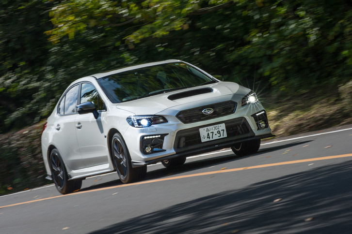 足まわりでは、ダンパー、コイルスプリング、スタビライザーなどのセッティングを見直すことで、高い敏しょう性とフラットな乗り心地が追求された。