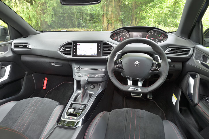 小径ステアリングホイールと、高い位置にメータークラスターを置く「ヘッドアップインストルメントパネル」が特徴的なインテリア。