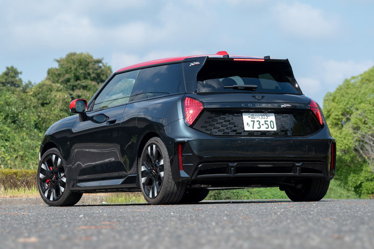 BEVの「MINIクーパー」をベースに動力性能を高めた「MINI JCW E」。同時に設定されたクロスオーバーモデルの「JCWエースマンE」ともども、MINI史上初のBEVのハイパフォーマンスモデルとなる。