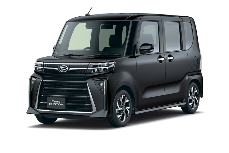 2022年10月のマイナーチェンジでグリルが大きくなった「ダイハツ・タント カスタム」。新しい「N-BOXカスタム」を見ても分かるように、台形のグリルがカスタム系軽自動車のポイントのようだ。