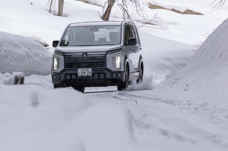 カーブを曲がった先が雪道だったり、山道を走行中に雪が降り始め、だんだん積もっていったりということもある。「ソルウス4S HA32」はこんな状況でもしっかりと走れた。