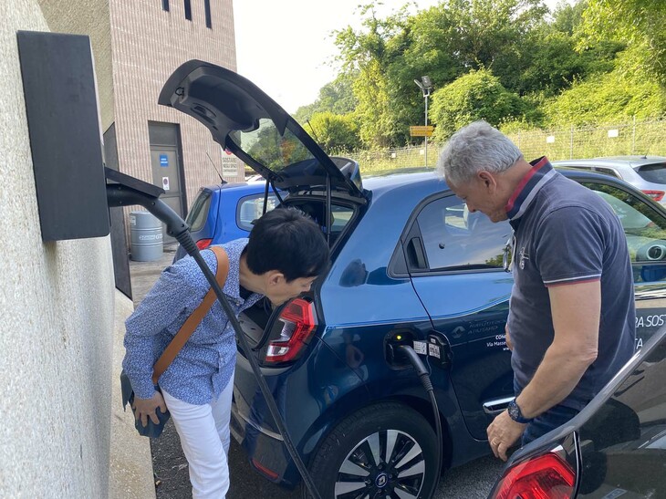 念のため85％充電からフルチャージすることを決定。ケーブルを出力22kWのウォールボックスに接続する。