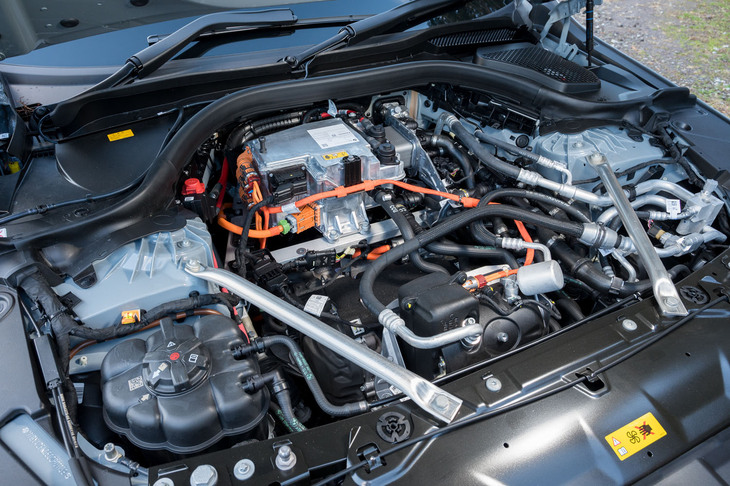 カバーをめくるとご覧のとおり。エンジン車と同じ筋交い（補剛パーツ）が備わっている。