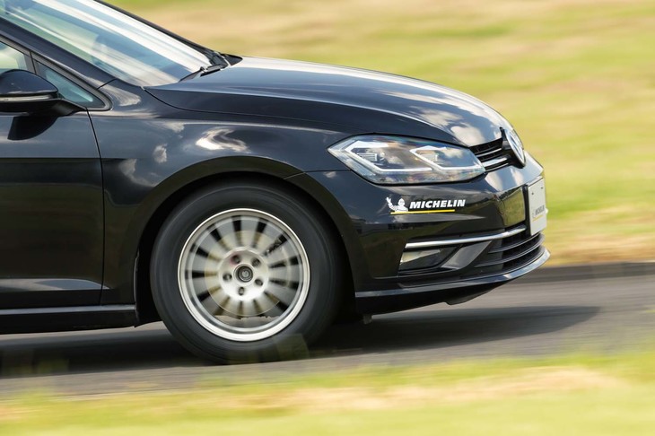 ドライ路面における試走でまず印象的だったのは、ロードノイズがよく抑えられていることだった。