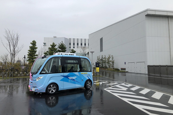 あしゅら男爵のようなカラーリングが施された仏ナビヤ社製の自動運転バス「ナビヤ アルマ」。2021年12月31日までの期間、羽田イノベーションシティと羽田空港第3ターミナル間の公道、往復約3.9kmのルートで、一般の利用者向けに自動運転バスの実証実験を行っている。