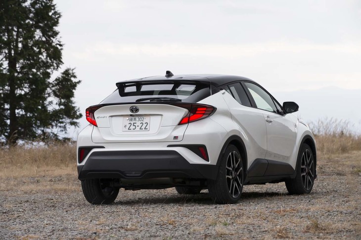 「トヨタC-HR」のスポーティーグレード“GRスポーツ”には、1.2リッターターボ車と1.8リッターのハイブリッド車がラインナップされる。今回は前者に試乗した。