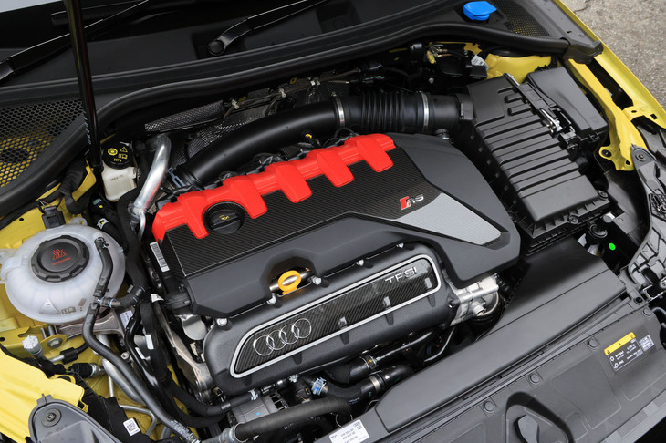 2.5リッター直5ターボエンジン「2.5 TFSI」は、従来型と同じ400PSの最高出力と500N・mの最大トルクを発生。0-100km/h加速は3.8秒、最高速は280km/hとアナウンスされている。