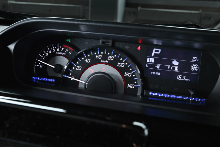 グレードごとに異なるメーターが装備される標準モデルに対し、「スティングレー」のメーターは基本的に全車共通。マイルドハイブリッド機構に関するインジケーターの有無や、インフォメーションディスプレイの表示が異なる程度である。