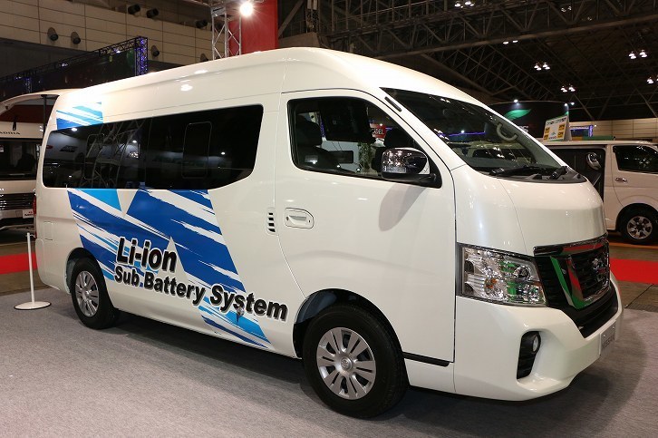 日産自動車の「NV350キャラバン リチウムイオンバッテリー搭載グランピングカー」は、2018年秋に市販を予定。ただ小売りではなく、キャンピングカーベース車として架装メーカーに供給していくという。