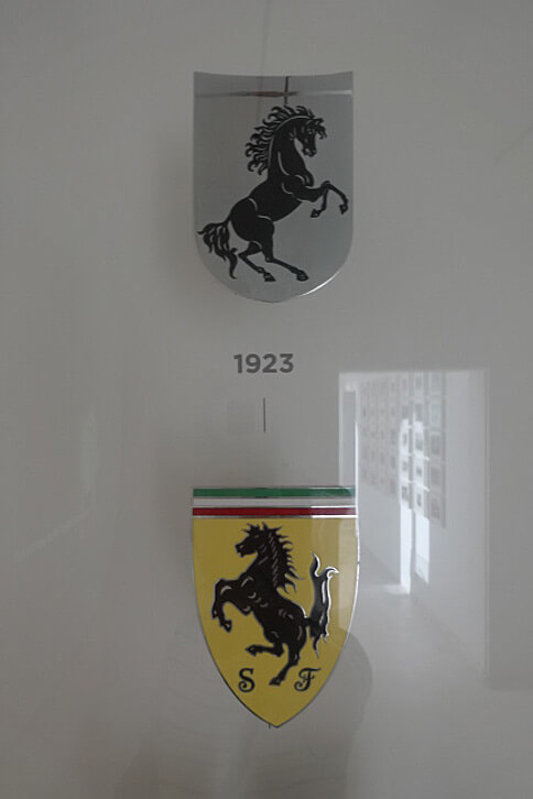 エンツォ・フェラーリの生家にて。1923年のエンブレム(写真上）だけ“跳ね馬”が逆向きになっていた。下のエンブレムは1929年のもの。