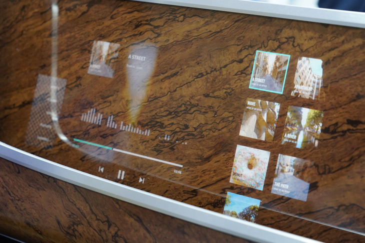 こちらはインフォテインメントシステムを表示したところ。タッチ操作に対応しており、写真右のアルバムジャケットの画像を触ると曲を切り替えられる。