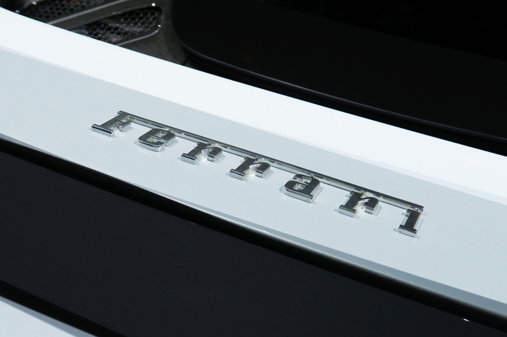 フェラーリSF90 XXストラダーレ（「Ferrari」ロゴバッジ）