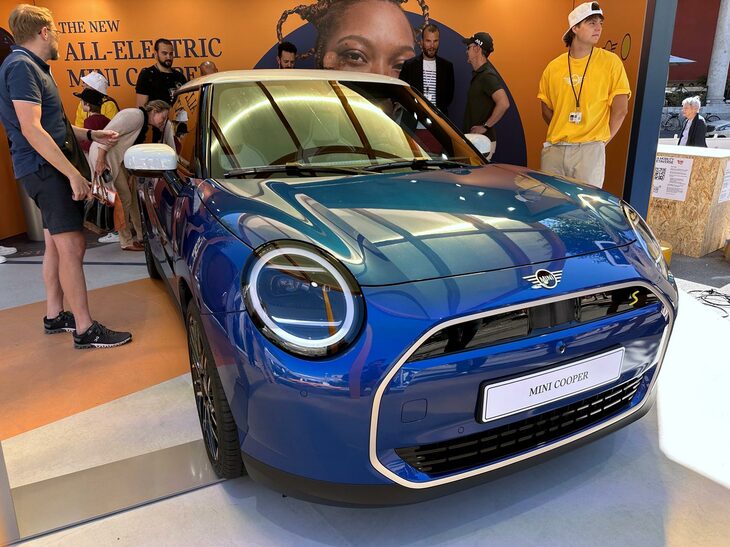「MINIクーパー」。新型はBEVのみに。135kWの「E」と160kWの「SE」の2本立て。