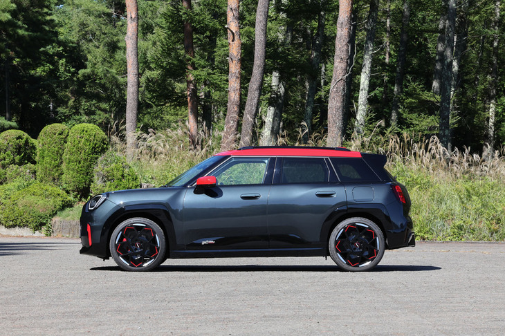 「MINIジョンクーパーワークス エースマンE」のボディーサイズは全長×全幅×全高＝4080×1755×1515mm、ホイールベースは2605mm。車重は1760kgと発表されている。