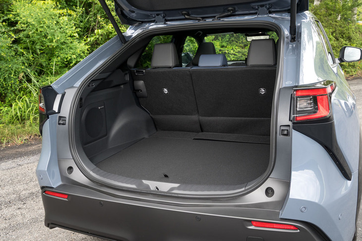 奥行き985mmの、使いでのあるラゲッジスペース。今回の改良では、荷室側壁のAC電源にオン／オフスイッチが追加された。