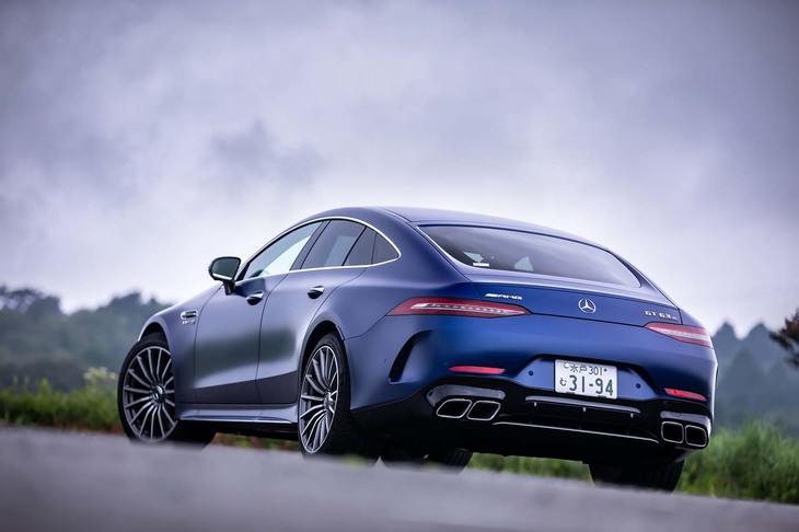 サッシュレスドアや天地の低いグリーンハウス、ボディー後端にまで続くなだらかなルーフラインが「AMG GT 4ドアクーペ」のエクステリアにおける特徴。