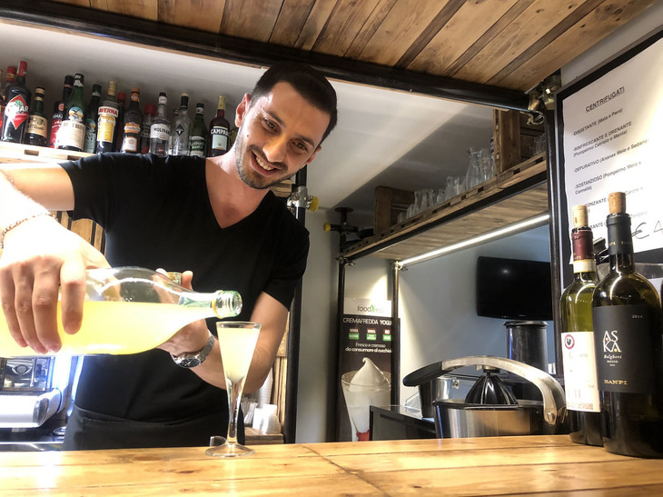 バリスタのミルコさんが“友情のレモンリキュール”を注いでくれる。