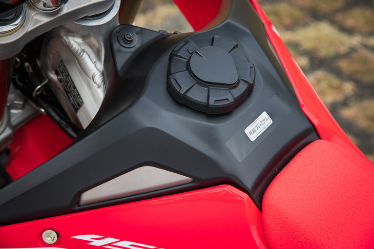 フューエルキャップはキーロック付き。燃料タンクの容量は7.6リッターで、タンクカバーの両サイドからは、デザイン上のアクセントとしてチタン製の本体がのぞいている。