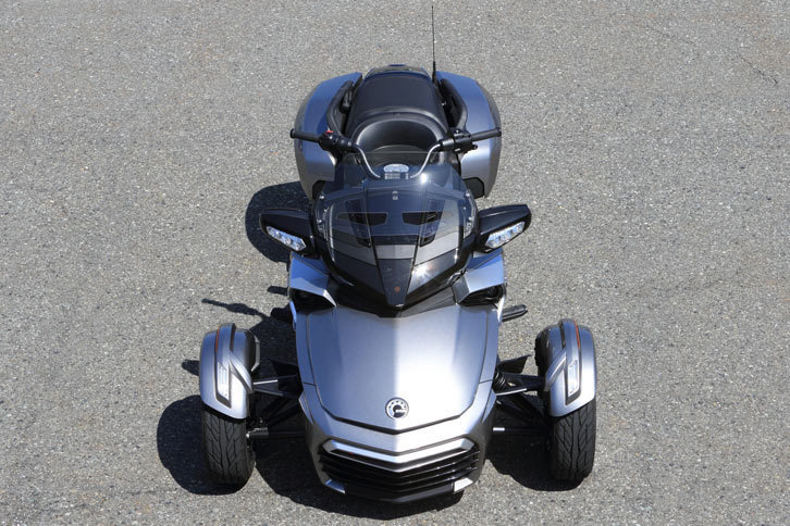 スノーモービルや水上バイクをほうふつとさせるフロントビュー。スリムなボディーや、クルマでは到底かなえられない視界のよさなどにより、市街地などでは抜群の扱いやすさを発揮する。