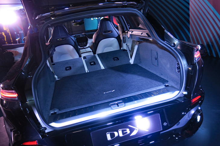 アストンマーティンDBX（ラゲッジスペース）